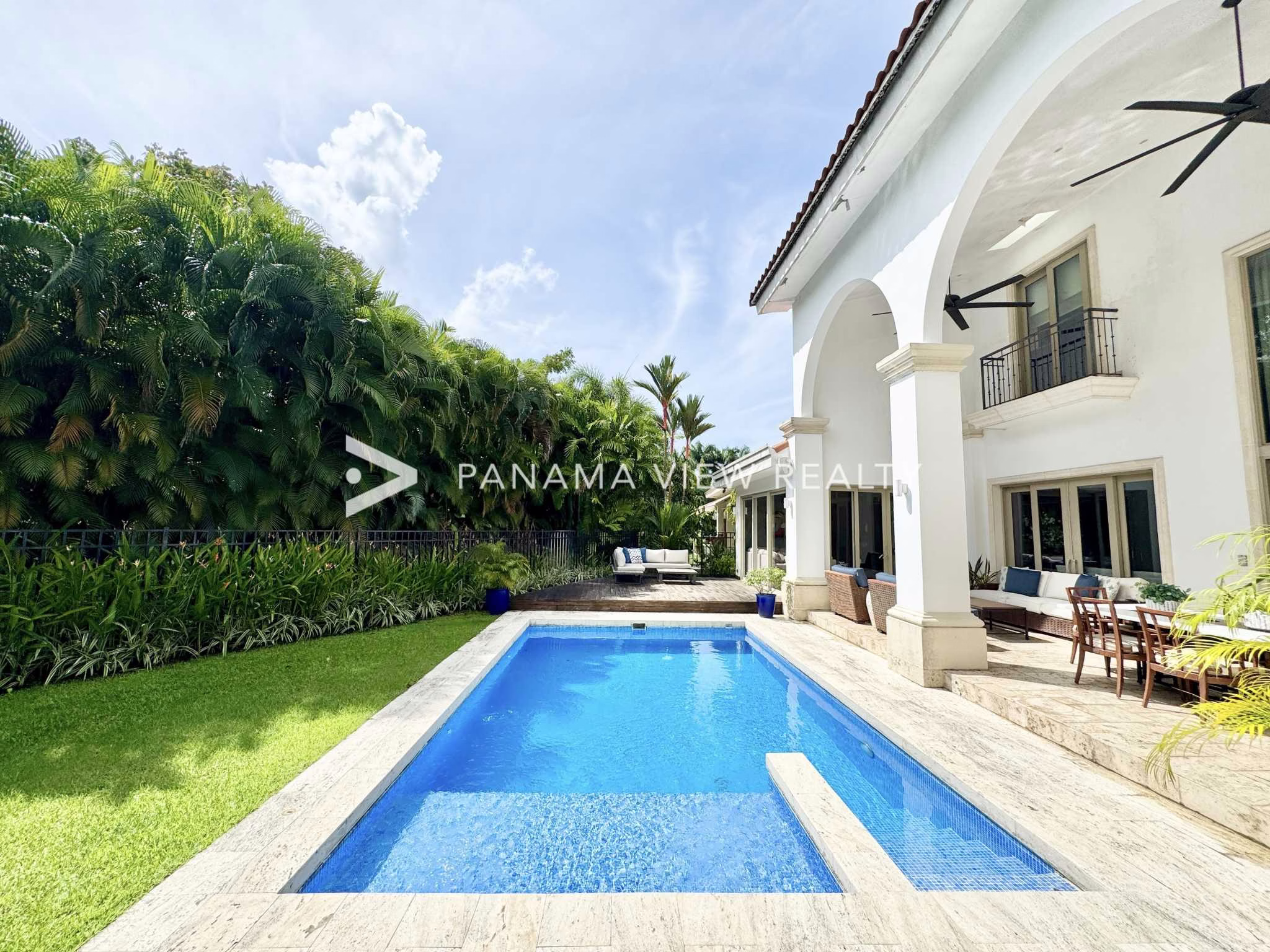 Residencia de dos plantas con piscina y jardín en Fairway Estates, Santa María